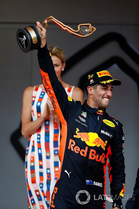 Podio: ganador de la carrera Daniel Ricciardo, Red Bull Racing