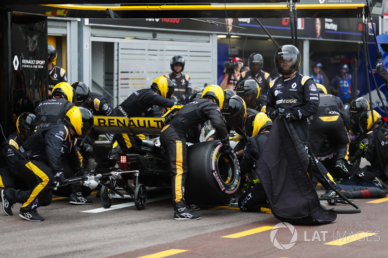 Nico Hulkenberg, Renault Sport F1 Team R.S. 18, s'arrête au stand