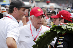 Will Power, Team Penske Chevrolet is congratulated by Tim Cindric and Roger Penske in victory lane
