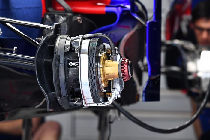 Freno delantero del Scuderia Toro Rosso STR13