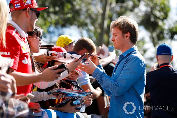 Nico Rosberg firma autógrafos para los fans