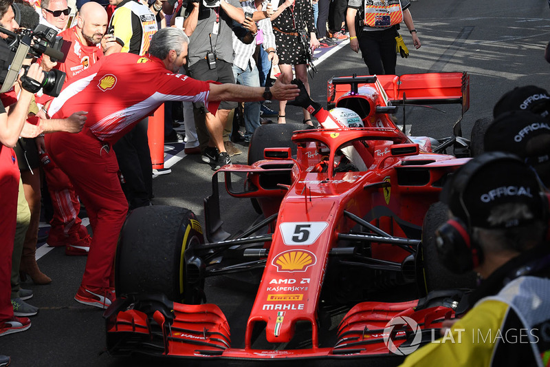 Le vainqueur Sebastian Vettel, Ferrari SF71H arrive dans le Parc Fermé et fête sa victoire avec Maurizio Arrivabene, team principal Ferrari