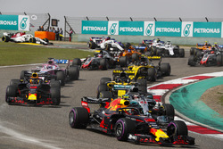 Max Verstappen, Red Bull Racing RB14 Tag Heuer, Lewis Hamilton, Mercedes AMG F1 W09, Daniel Ricciardo, Red Bull Racing RB14 Tag Heuer, Nico Hulkenberg, Renault Sport F1 Team R.S. 18, Sergio Perez, Force India VJM11 Mercedes, en de rest bij de start