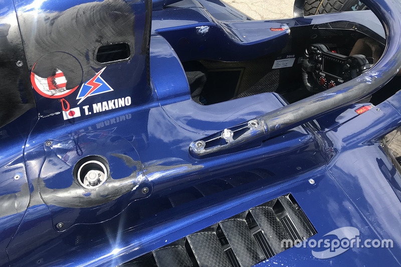 Bekas ban pada mobil milik Tadasuke Makino, RUSSIAN TIME