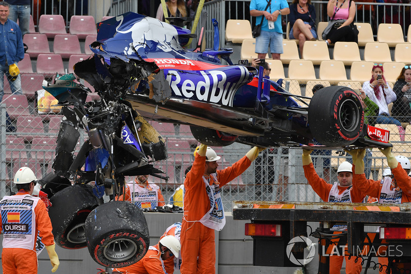 Les commissaires retirent l'épave de la Toro Rosso STR13 Honda de Brendon Hartley après son gros accident