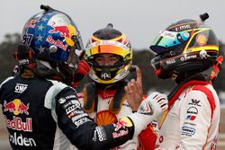 Yarış galibi Fabian Coulthard, DJR Team Penske Ford, 2. Shane van Gisbergen, Triple Eight Race Engineering Holden, 3. Scott McLaughlin, DJR Team Penske Ford