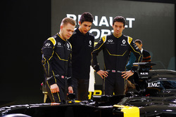 (L to R): Kevin Magnussen, Renault F1 Team with Esteban Ocon, Renault F1 Team and Jolyon Palmer, Renault F1 Team