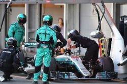 Lewis Hamilton, Mercedes AMG F1 W08 maakt een pitstop om de hoofdsteun vast te maken