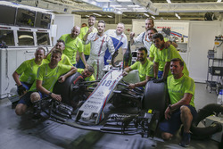 Williams-Mechaniker mit dem Auto von Lance Stroll, Williams FW40