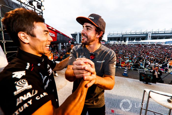 Takuma Sato con Fernando Alonso, McLaren
