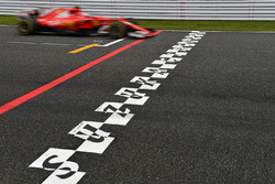 Sebastian Vettel, Ferrari SF70H e la linea di partenza/arrivo