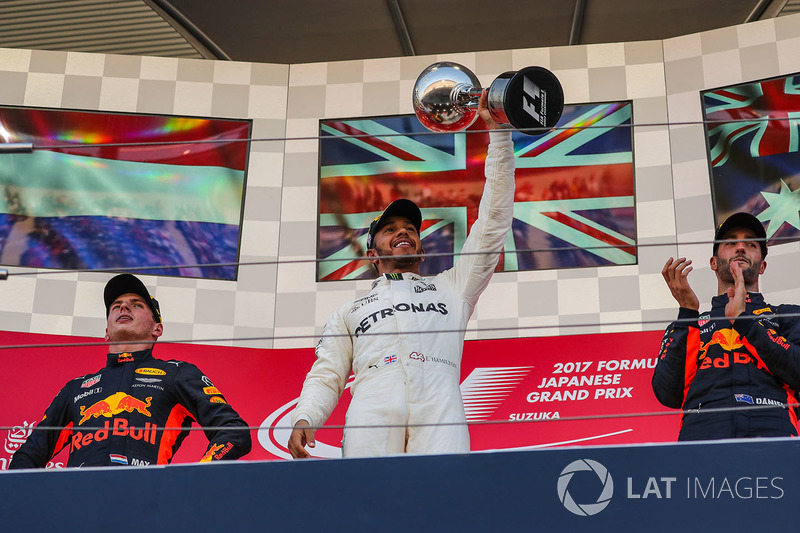 Race winner Lewis Hamilton, Mercedes AMG F1 celebrates on the podium with the trophy
