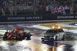 Les voitures accidentées de Max Verstappen, Red Bull Racing RB13 et Kimi Raikkonen, Ferrari SF70H et la voiture médicale