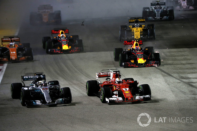 Sebastian Vettel, Ferrari SF70H op kop na de start met een beschadigde radiator, voor Max Verstappen