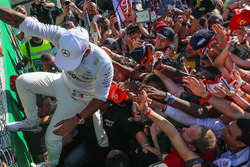Le vainqueur Lewis Hamilton, Mercedes AMG F1, fête sa victoire