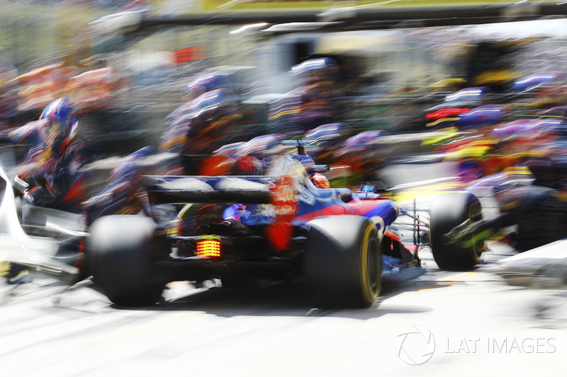 Daniil Kvyat, Scuderia Toro Rosso STR12, Boxenstopp