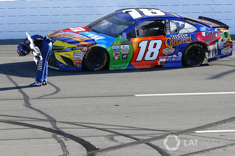 El ganador Kyle Busch, Joe Gibbs Racing Toyota