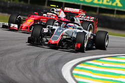 Romain Grosjean, Haas F1 Team VF-16 et Kimi Raikkonen, Ferrari SF16-H avec le Halo