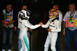 Гонщики Mercedes AMG F1 Валттери Боттас и Льюис Хэмилтон