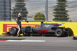 Romain Grosjean, Haas F1 Team, sort de sa voiture après un contact avec Jolyon Palmer, Renault Sport F1 Team