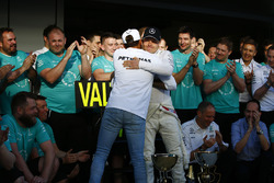 Гонщик Mercedes AMG F1 Валттери Боттас принимает поздравления своего напарника Льюиса Хэмилтона