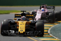 Nico Hulkenberg, Renault Sport F1 Team RS17, precede Sergio Perez, Force India VJM10