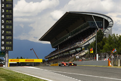 Sebastian Vettel, Ferrari SF70H, Daniel Ricciardo, Red Bull Racing RB13