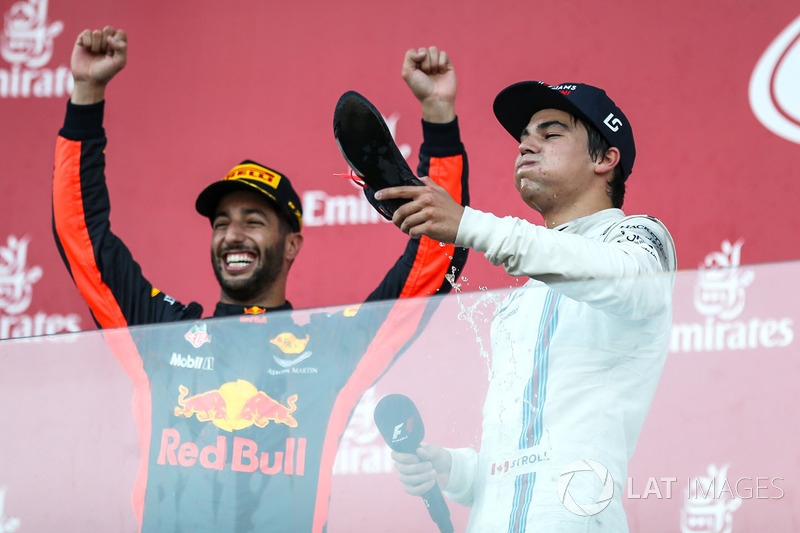 Lance Stroll, Williams fête son podium avec le vainqueur Daniel Ricciardo, Red Bull Racing en faisant un shoey