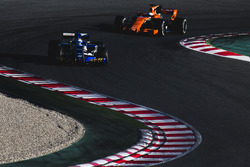 Marcus Ericsson, Sauber C36, devant Fernando Alonso, McLaren MCL32