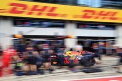 Max Verstappen, Red Bull Racing RB13 pit stop