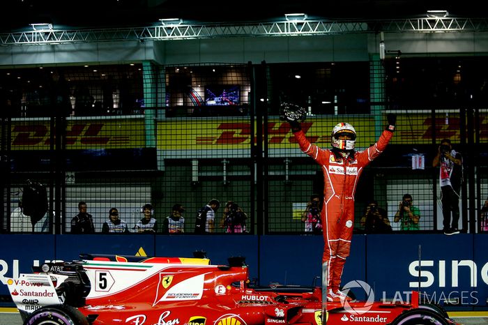 Ganador de la pole Sebastian Vettel, Ferrari celebra en parc ferme