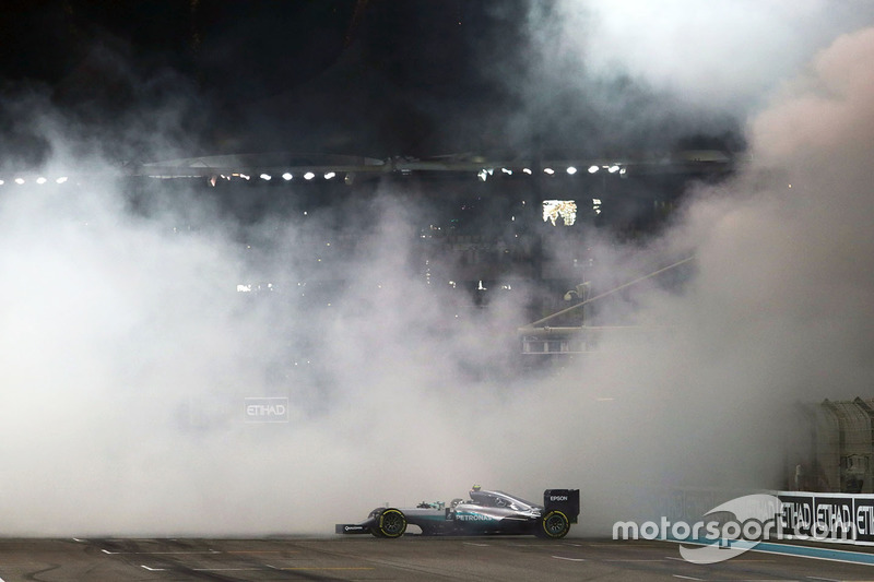 Nico Rosberg, Mercedes AMG F1 celebra su segunda posición y Campeonato del mundo al final de la carr