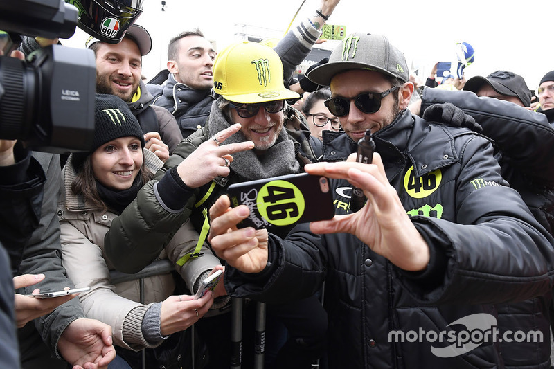 Valentino Rossi con fans