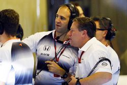 Zak Brown y Tom Stallard, McLaren en el garaje