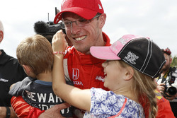Le vainqueur Sébastien Bourdais, Dale Coyne Racing Honda avec ses enfants Alex et Emma