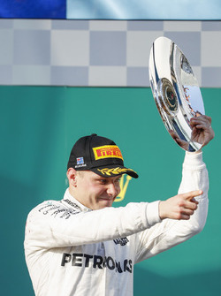 Valtteri Bottas, Mercedes AMG, troisième, fête sa place avec son trophée