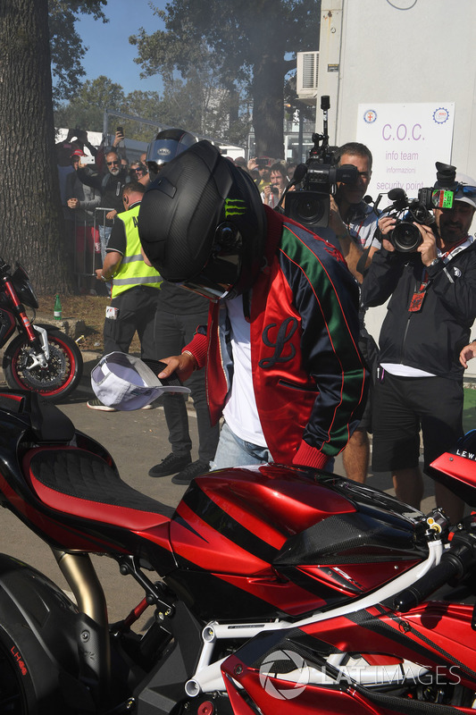 Lewis Hamilton, Mercedes AMG F1 llega en su moto