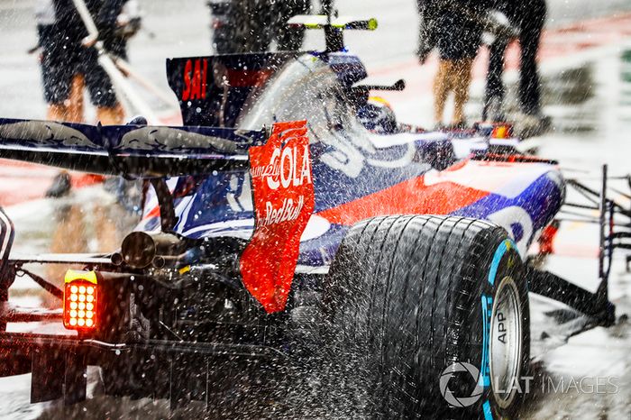 Estela de agua del coche de Carlos Sainz Jr., Scuderia Toro Rosso STR12, en pit lane