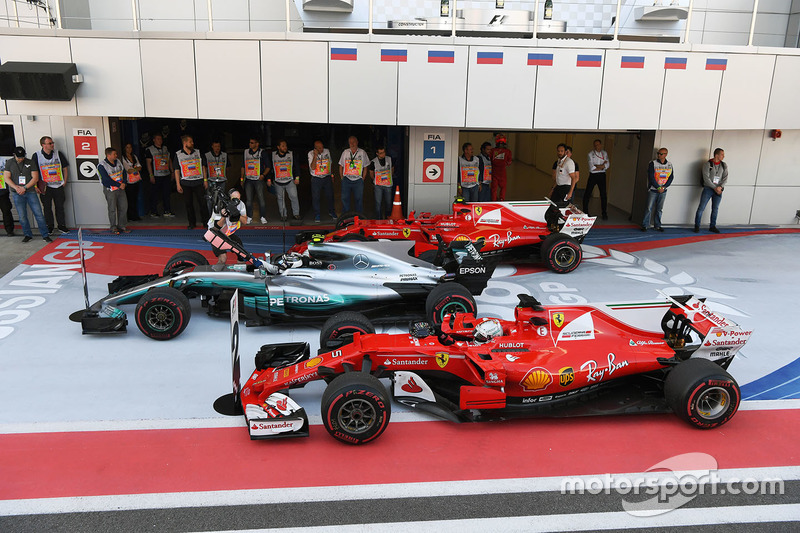 Race winner Valtteri Bottas, Mercedes AMG F1 W08, second place Sebastian Vettel, Ferrari SF70H and t