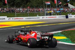 Romain Grosjean, Haas F1 Team VF-17, Kimi Raikkonen, Ferrari SF70H