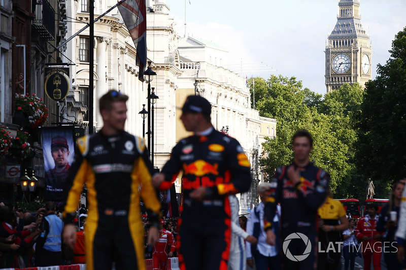 St Stevens Tower, Big Ben, detrás de Nico Hulkenberg, Renault Sport F1 Team, Max Verstappen, Red Bull