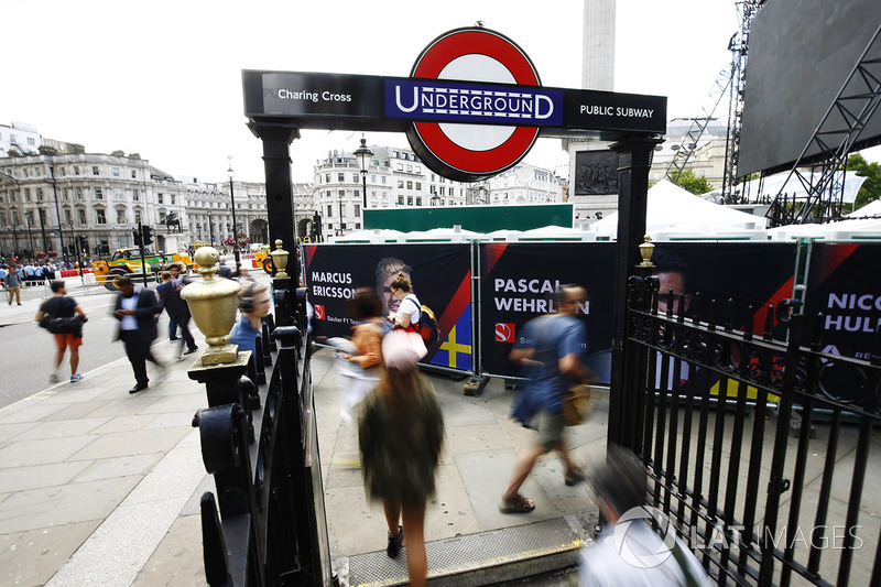 Charing Cross Underground girişinde pilotların pankartları