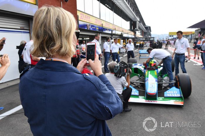 Sabine Kehm, se toma una foto con Mick Schumacher, Benetton B194