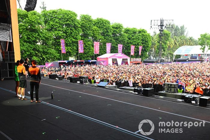 Lando Norris, McLaren F1 Team, Oscar Piastri, McLaren F1 Team, son entrevistados por Ariana Bravo, presentadora de F1 Digital, en el escenario de la fan zone.