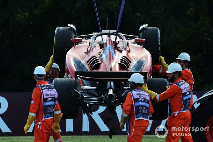 Los comisarios retiran el coche dañado de Charles Leclerc, Ferrari SF-24, del circuito