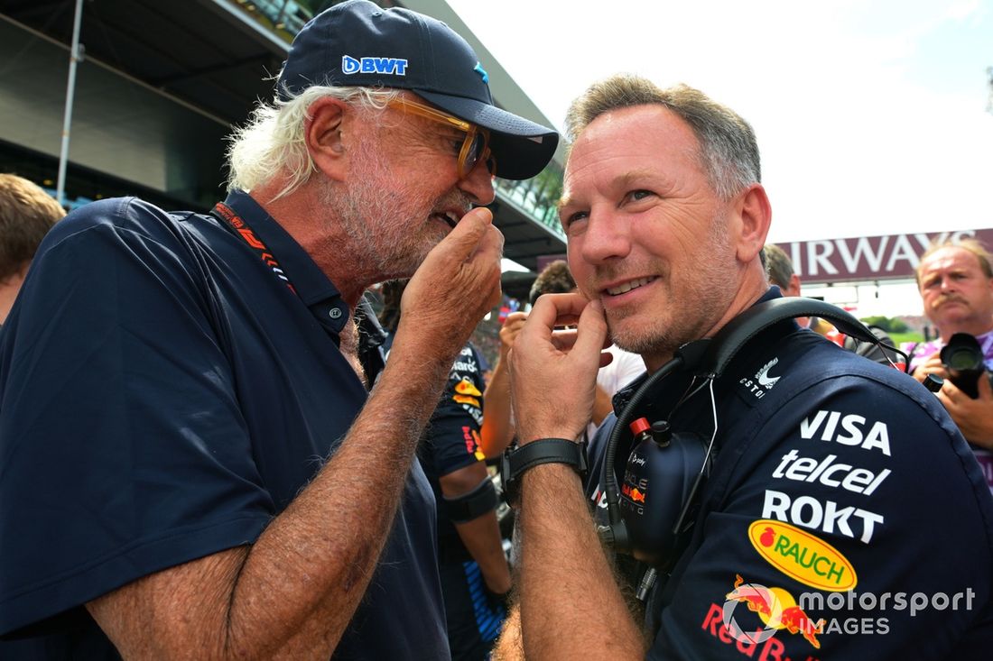 Flavio Briatore rozmawia z Christianem Hornerem, dyrektorem zespołu Red Bull Racing, na temat gridu