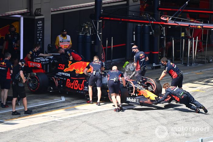 Max Verstappen, Red Bull Racing RB16, es devuelto al garaje