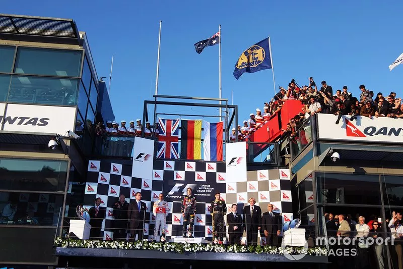 Podium : le vainqueur Sebastian Vettel, Red Bull Racing, le second Lewis Hamilton, McLaren, le troisième Vitaly Petrov, Lotus Renault GP