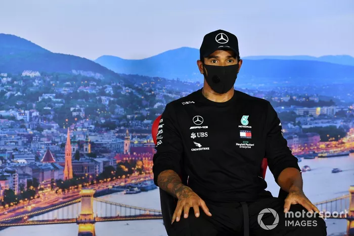 Lewis Hamilton, Mercedes-AMG Petronas F1, en la conferencia de prensa de la pole position