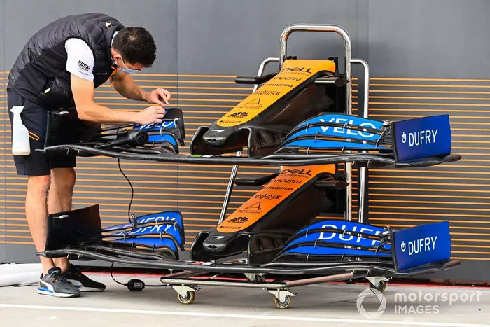 Un mecánico de McLaren trabajando en la endplate del alerón delantero